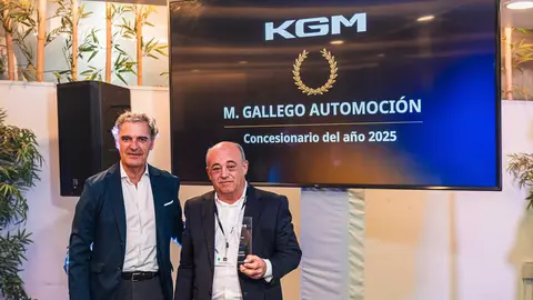 Manuel Gallego, CEO y fundador de Grupo M. Gallego recogiendo el premio al Mejor concesionario KGM 2025 en Espa&ntilde;a para KGM M. Gallego