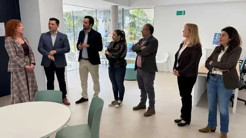 La directora general del SEF, Pilar Valero, junto con el alcalde de San Javier, Jos&eacute; Miguel Luengo, durante la visita al centro Activa. (CARM)