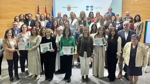La consejera de Pol&iacute;tica Social, Familias e Igualdad, Conchita Ruiz, junto con las representantes de las empresas reconocidas con el DIERM. (CARM)