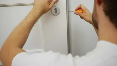 Profesional reparando cerradura.