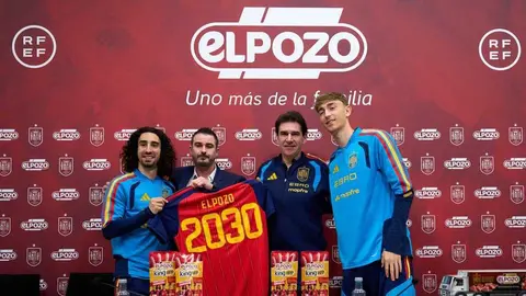 Representantes de la RFEF y de ElPozo Alimentaci&oacute;n, junto a jugadores de la Selecci&oacute;n Espa&ntilde;ola, durante el acto de formalizaci&oacute;n del acuerdo celebrado en la Ciudad del F&uacute;tbol de Las Rozas. (Grupo Fuertes)