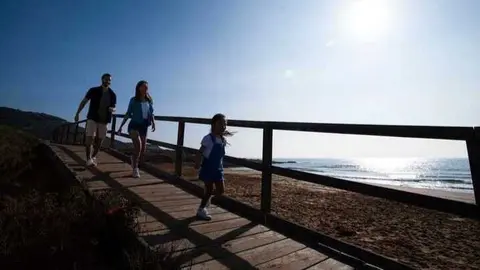 Una familia disfrutando del litoral de la Regi&oacute;n. (CARM)