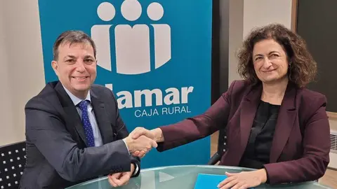 El presidente de Agrupal, Juan Antonio L&oacute;pez, y la directora territorial de Cajamar en Murcia, Mar&iacute;a Dolores Pag&aacute;n, renuevan el convenio de colaboraci&oacute;n. (Agrupal)