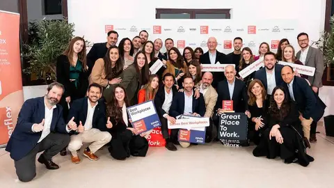 Equipo de Grupo Orenes con el reconocimiento Best Workplaces. (Portavoz)