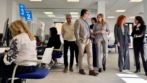 La consejera de Empleo, Marisa L&oacute;pez Arag&oacute;n, durante su visita a la Oficina del SEF de Cieza. (CARM)