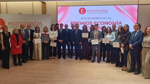 Imagen de familia con los galardonados en los Premios de Econom&iacute;a y Empresa del Colegio Oficial de Economistas de la Regi&oacute;n de Murcia. (CARM)