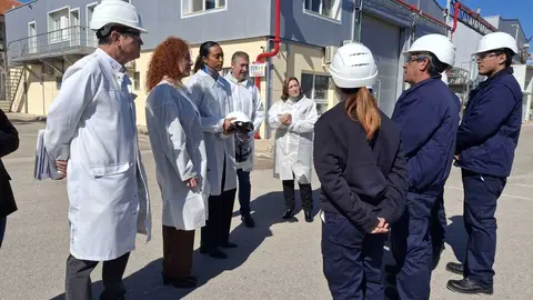 La directora general del SEF, Pilar Valero,&nbsp;durante su visita a los alumnos en pr&aacute;cticas. (CARM)