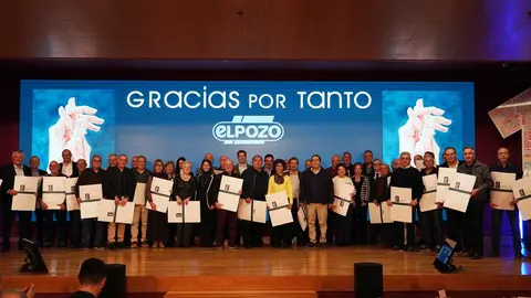 Imagen de los antiguos compa&ntilde;eros de El Pozo homenajeados durante la gala &lsquo;Gracias por tanto&rsquo;. (Grupo Fuertes)