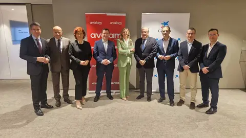 Foto de familia durante la renovaci&oacute;n del convenio. (CaixaBank)