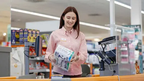 Trabajadora de Consum. (Consum)