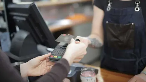 Imagen de un cliente pagando en un comercio. (CARM)