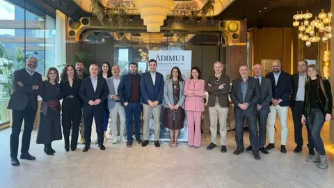 Foto de familia durante el evento. (Adimur)