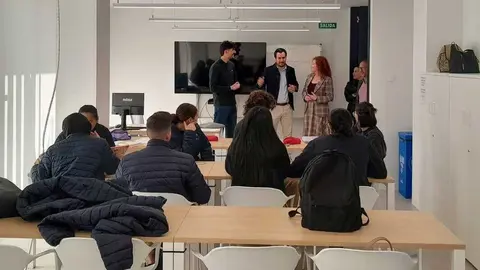 La directora general del SEF, Pilar Valero, durante una visita a alumnos. (CARM)