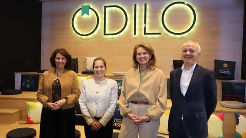Foto de familia durante la firma del acuerdo. (Odilo)
