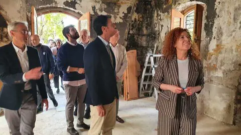 La directora general del SEF, Pilar Valero, junto con el alcalde de Molina, Jos&eacute; &Aacute;ngel Alfonso, durante la visita a los trabajos realizados. (CARM)