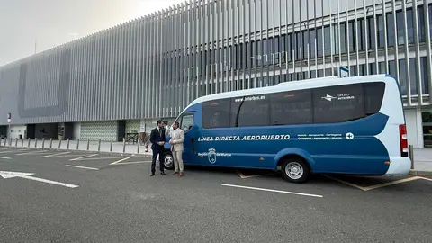 El director general de Movilidad y Transportes, Jos&eacute; Antonio Verd&uacute; y el director general del Aeropuerto Internacional Regi&oacute;n de Murcia, Carlos San Mart&iacute;n, junto a uno de los autobuses que realiza la conexi&oacute;n del aeropuerto con las ciudades de Murcia y Cartagena. (CARM)
