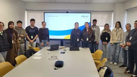 Estudiantes de practicas en Sabic. (Sabic)