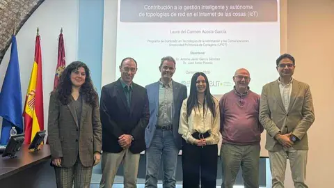 En el centro, la autora de la tesis doctoral, Laura del Carmen Acosta Garc&iacute;a, en el programa de doctorado TIC de la UPCT, junto a sus directores y los miembros del tribunal. (UPCT)