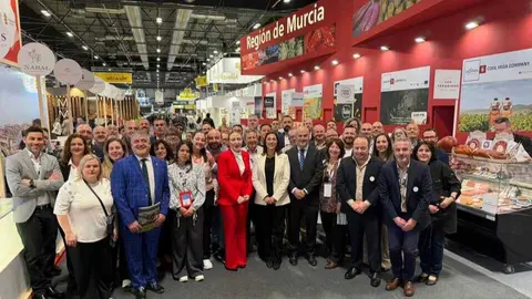 La&nbsp;consejera de Agricultura, Sara Rubira, junto a representantes de las empresas que est&aacute;n presentes en la 39 edici&oacute;n del Sal&oacute;n Gourmets que se celebra en Madrid. (CARM)