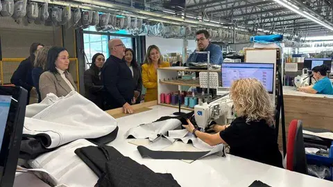 La consejera, junto a la alcaldesa de Yecla, Remedios Lajara, durante su visita a Fama Sof&aacute;s. (CARM)