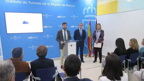 El director del Itrem, Juan Francisco Mart&iacute;nez, junto al concejal Jes&uacute;s Pacheco y a la presidenta de la Oficina de Congresos de Murcia, Carmen Ant&oacute;n, en la presentaci&oacute;n de la campa&ntilde;a de promoci&oacute;n de Murcia como destino MICE. (CARM)