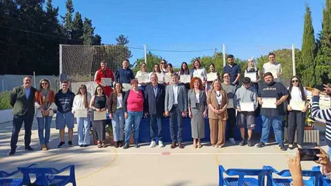 Foto de familia durante la entrega de los diplomas. (CARM)
