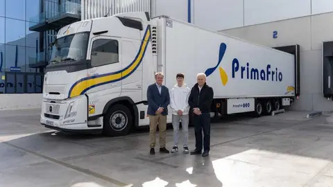 Emilio Alzamora, director de SeventyTwo Motorsports, el piloto Carlos Cano y Jos&eacute; Esteban Conesa, presidente de Primafrio. (Grupo Primafrio)