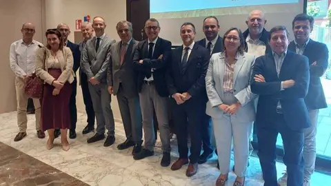 Imagen previa a la reuni&oacute;n de trabajo del consejero de Investigaci&oacute;n, Juan Mar&iacute;a V&aacute;zquez, con los integrantes de Faedpyme. (CARM)