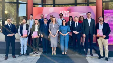 Foto de familia con los premiados. (CARM)