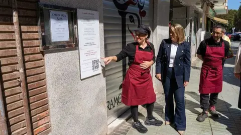 Visita de la alcaldesa a uno de los negocios que han iniciado con &eacute;xito su actividad. (Ayuntamiento de Cartagena)