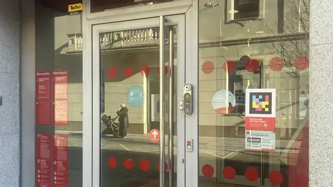 Oficina del Santander con el cartel de oficina accesible de NaviLens. (Banco Santander)