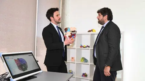 El presidente de la Regi&oacute;n, Fernando L&oacute;pez Miras, durante la visita a la empresa Cella Medical Solutions. (CARM)