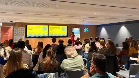 La especialista en veterinaria de Hefame, Mercedes Collar, interviene en la&nbsp;Jornada sobre Dispensaci&oacute;n y Venta de Medicamentos y Productos Veterinarios en Farmacia Comunitaria. (Hefame)