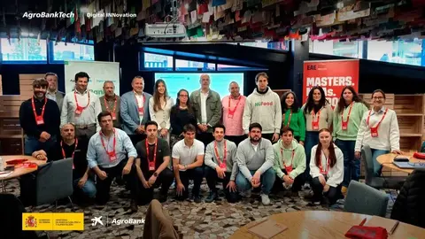 Representantes de las 15 startups seleccionadas por el programa de innovaci&oacute;n abierta, AgroBank Tech Digital INNovation. (CaixaBank)