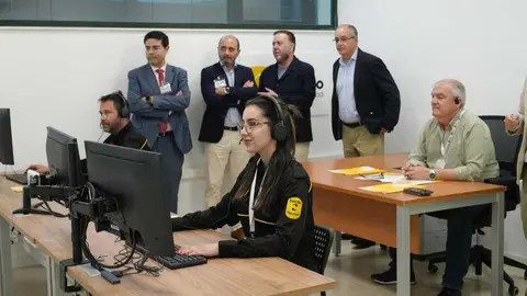 Imagen durante la visita a las instalaciones de la startup Alterna Tecnolog&iacute;as. (CARM)
