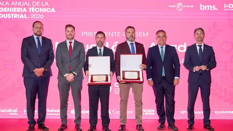 Un momento de la entrega de los premios del Colegio de Ingenieros T&eacute;cnicos Industriales de la Regi&oacute;n de Murcia con motivo de su 70 aniversario. (Fidedigno)