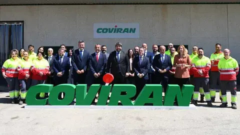 Visita de L&oacute;pez Miras a la plataforma log&iacute;stica de Covir&aacute;n en Lorqu&iacute; con motivo de su 65 aniversario. (CARM)