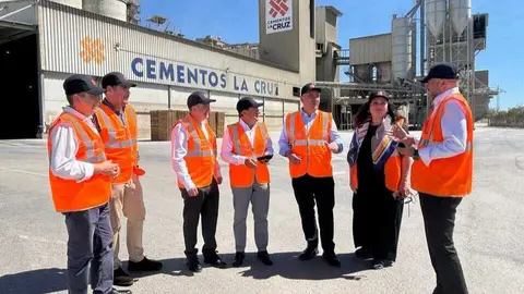 Visita del consejero de Medio Ambiente, Juan Mar&iacute;a V&aacute;zquez, a la empresa Cementos la Cruz. (CARM)