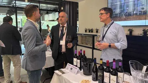 El secretario general de la Consejer&iacute;a de Agua, Agricultura, Ganader&iacute;a y Pesca, Francisco Jos&eacute; Gonz&aacute;lez, junto a representantes de las DOP de la Regi&oacute;n de Murcia, durante el evento de promoci&oacute;n de los vinos de la Regi&oacute;n de Murcia celebrado en Bruselas. (CARM)