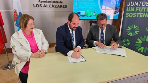 Imagen durante la firma del contrato. (Ayuntamiento de Los Alc&aacute;zares)