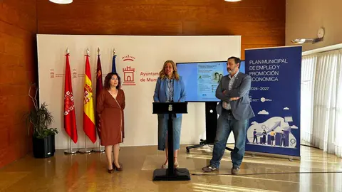 La concejal de Promoci&oacute;n Econ&oacute;mica y Empleo del consistorio murciano, Mercedes Bernab&eacute;, y el presidente de AEMA, Daniel Robles, presentan el nuevo programa de impulso al emprendimiento verde. (Ayuntamiento de Murcia)