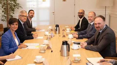 La ministra de Vivienda, Isabel Rodr&iacute;guez, reunida con el comisario Europeo de Energ&iacute;a y Vivienda, Dan J&oslash;rgensen, para abordar los avances del Gobierno en el incremento de la oferta de vivienda asequible en Espa&ntilde;a, con atenci&oacute;n al nuevo Plan Estatal de Vivienda. (Ministerio de Vivienda)