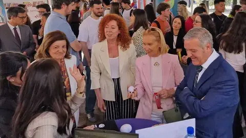 La directora general del SEF, Pilar Valero, junto a la presidenta de la UCAM, Mar&iacute;a Dolores Garc&iacute;a, en el Foro de Empleo de esta universidad. (CARM)
