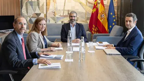 Reuni&oacute;n entre el delegado del Gobierno en la Regi&oacute;n, Francisco Lucas, y Mar&iacute;a Teresa Vela, delegada Territorial Este de Redeia. (Delegaci&oacute;n del Gobierno en la Regi&oacute;n de Murcia)