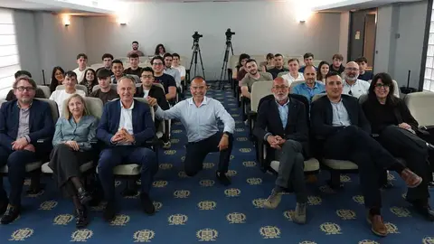 Fotograf&iacute;a grupal con el CEO y los asistentes a la sesi&oacute;n. (Ra&uacute;l Alc&aacute;ntara)