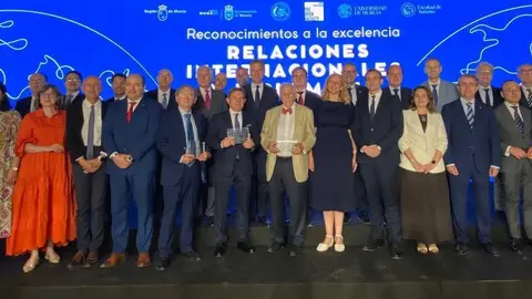Imagen con los galardonados en los I Reconocimientos a la Excelencia en Relaciones Internacionales y Diplomacia. (The Open Faculty)