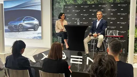 Un momento del evento en el que se formaliz&oacute; el patrocinio entre XPENG y la artista murciana Ruth Lorenzo. (Grupo Huertas)