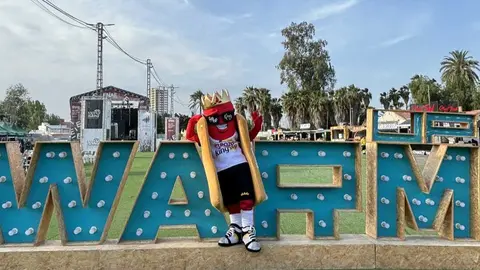 La mascota &lsquo;PerriKing&rsquo; en el Warm Up Estrella de Levante. (El Pozo Alimentaci&oacute;n)
