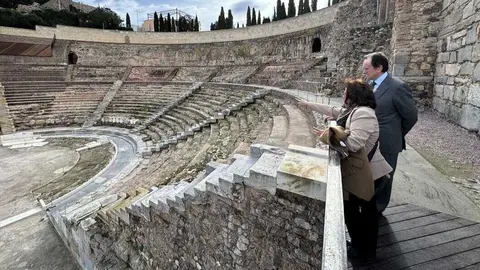 Jaime Alfons&iacute;n y Elena Ruiz durante la visita al Teatro Romano de Cartagena. (Iberdrola)