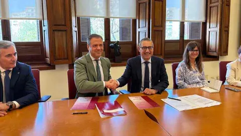 El consejero de Presidencia, Marcos Ortu&ntilde;o, y el rector de la UMU, Jos&eacute; Luj&aacute;n, firmaron el convenio que regula la nueva Escuela. (CARM)